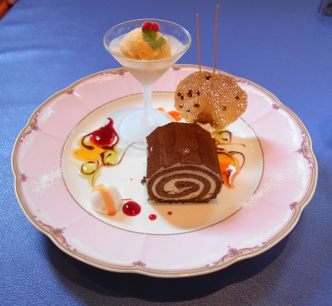 東武スカイツリーライン新越谷駅とJR武蔵野線南越谷駅近くの埼玉県越谷市七佐町にあるイタリアンのイタリア厨房ベッライタリアBellaItaliaのデザートのケーキはティラミスロールを選択