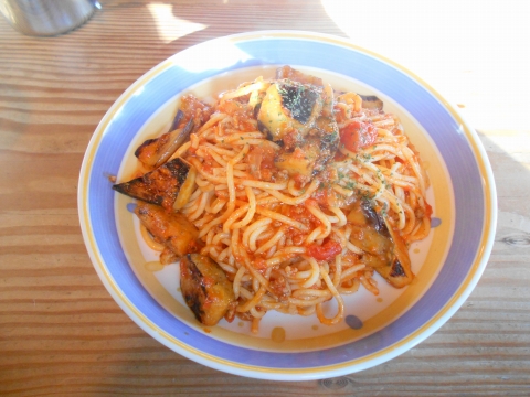 東武スカイツリーラインの北越谷駅を最寄駅とする埼玉県越谷市東大沢3丁目にあるイタリアンのカナディアンロッキーCANADIANROCKYのナスとトマトのミートソース大盛り