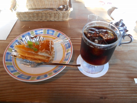 東武スカイツリーラインの北越谷駅を最寄駅とする埼玉県越谷市東大沢3丁目にあるイタリアンのカナディアンロッキーCANADIANROCKYのアイスコーヒーとアップルパイ