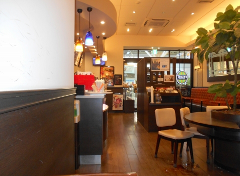 埼玉県所沢市くすのき台１丁目にあるカフェ「TULLY'S COFFEE　タリーズコーヒー　エミオ所沢店」店内