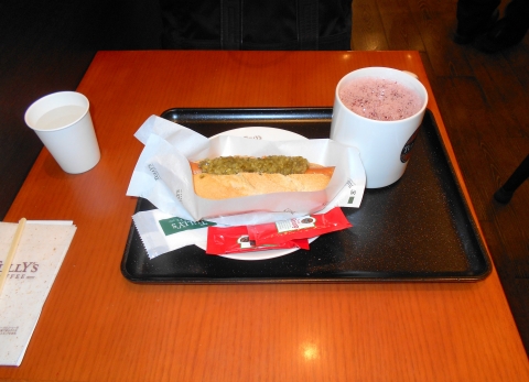 埼玉県所沢市くすのき台１丁目にあるカフェ「TULLY'S COFFEE　タリーズコーヒー　エミオ所沢店」カベルネとストロベリーティーとポールパークドッグオリジナル