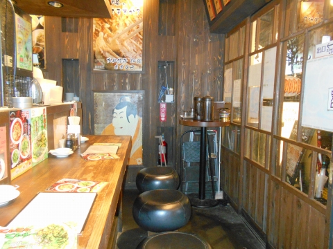 "京急本線京急大師線の京急川崎駅近くの神奈川県川崎市川崎区砂子1丁目にある薄皮餃子専門渋谷餃子川崎店の店内/