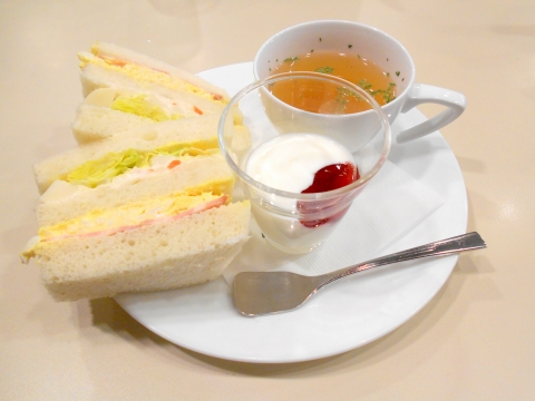 神奈川県川崎市川崎区砂子１丁目にある喫茶店「喫茶室ルノアール　京急川崎駅前店」スペシャルサンド