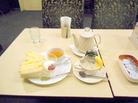 神奈川県川崎市川崎区砂子１丁目にある喫茶店「喫茶室ルノアール　京急川崎駅前店」スペシャルサンドとホットレモンティー