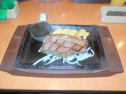 "東武スカイツリーラインの越谷駅を最寄駅とする埼玉県越谷市東越谷１０丁目にあるハンバーグとステーキをメインとしたファミリーレストランステーキガスト東越谷店のイチボの熟成赤身ステーキハーフポンド225g