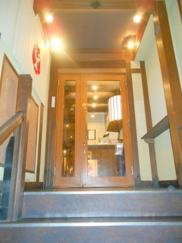 神奈川県川崎市中原区木月1丁目にある焼鳥、居酒屋のお店「三代目 鳥メロ 元住吉西口店」 東急東横線と東急目黒線の元住吉駅を最寄駅とする神奈川県川崎市中原区木月1丁目にある焼鳥と居酒屋の三代目鳥メロ元住吉西口店の店内入口