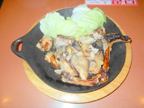 神奈川県川崎市中原区木月1丁目にある焼鳥、居酒屋のお店「三代目 鳥メロ 元住吉西口店」 東急東横線と東急目黒線の元住吉駅を最寄駅とする神奈川県川崎市中原区木月1丁目にある焼鳥と居酒屋の三代目鳥メロ元住吉西口店の清流若どりのモモ一本焼き