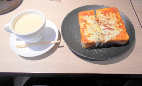 石川県金沢市丸の内にある珈琲専門店、カフェの「金澤屋珈琲店 本店」ピザトーストセット、ピザトーストとホットカフェオレ 石川県金沢市丸の内にある珈琲専門店、カフェの「金澤屋珈琲店 本店」ピザトーストセット、ピザトーストとホットカフェオレ