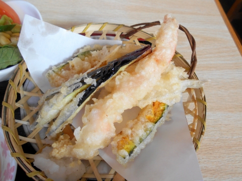 東京都江戸川区瑞江2丁目にある居酒屋「かまどや　瑞江店」かまどや定食の刺身の天ぷら