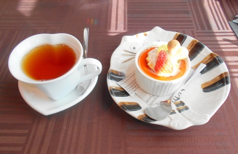 埼玉県さいたま市岩槻区加倉3丁目にある洋食店「Bon Appetit Pico 俺の洋食 ボナペティ・ピコ 岩槻店」 埼玉県さいたま市岩槻区加倉3丁目にある洋食店「ボナペティ・ピコ」ホットレモンティーとデザート