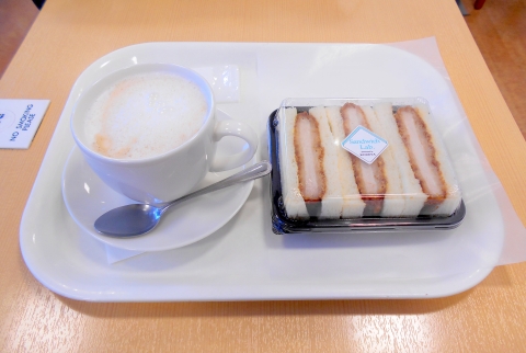 埼玉県所沢市西所沢１丁目にあるパン、サンドイッチのお店「フレッシュベーカリー神戸屋 西所沢駅店」ホットカフェオレとカツサンド