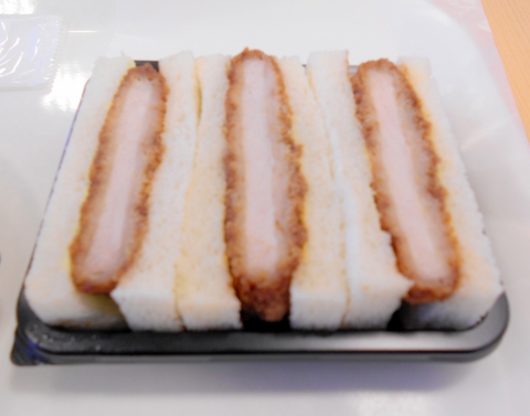 埼玉県所沢市西所沢１丁目にあるパン、サンドイッチのお店「フレッシュベーカリー神戸屋 西所沢駅店」カツサンド