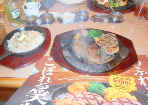 埼玉県春日部市増田新田にあるハンバーグ、ファミリーレストランのお店「フライングガーデン　春日部南店」厳選アンガスサーロインコンビランチとガーリックライス