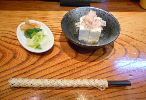 神奈川県川崎市川崎区砂子１丁目にあるとんかつ店「㐂多八（喜多八）」お新香と冷奴