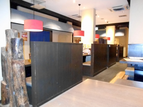 都営大江戸線の光が丘駅と練馬春日町駅を最寄駅とする東京都練馬区高松4丁目にある焼肉店かるび家光が丘店の店内