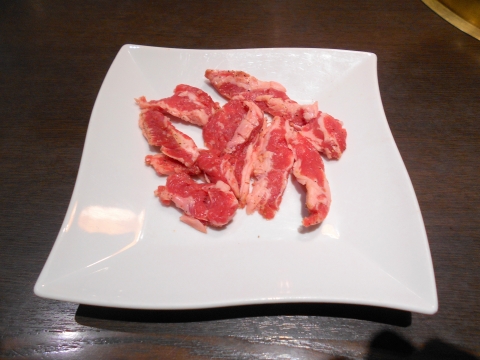 都営大江戸線の光が丘駅と練馬春日町駅を最寄駅とする東京都練馬区高松4丁目にある焼肉店かるび家光が丘店の中落ちカルビ