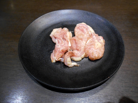 都営大江戸線の光が丘駅と練馬春日町駅を最寄駅とする東京都練馬区高松4丁目にある焼肉店かるび家光が丘店の鶏せせり