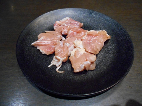 都営大江戸線の光が丘駅と練馬春日町駅を最寄駅とする東京都練馬区高松4丁目にある焼肉店かるび家光が丘店の鶏焼き（塩）