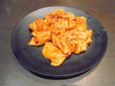 都営大江戸線の光が丘駅と練馬春日町駅を最寄駅とする東京都練馬区高松4丁目にある焼肉店かるび家光が丘店の食感シコシコ上ミノ