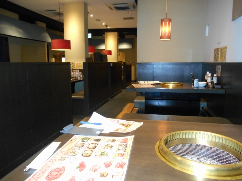 都営大江戸線の光が丘駅と練馬春日町駅を最寄駅とする東京都練馬区高松4丁目にある焼肉店かるび家光が丘店の店内