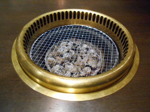 都営大江戸線の光が丘駅と練馬春日町駅を最寄駅とする東京都練馬区高松4丁目にある焼肉店かるび家光が丘店の炭火でない