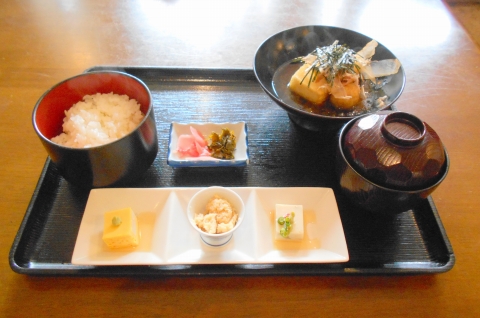 埼玉県越谷市大泊にある割烹料理店「割烹 佳瑞」鯛かぶと煮セット