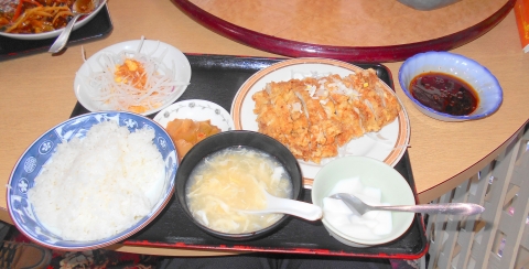 埼玉県川口市戸塚３丁目にある中華料理店「グルメチャイナ坊 上海酒家 東川口店」油淋鶏定食