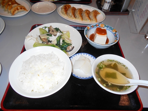 東武スカイツリーラインの北越谷駅近くの埼玉県越谷市東大沢5丁目にある中華料理店翡翠ひすいヒスイのイカとチンゲン菜の塩味炒めと餃子