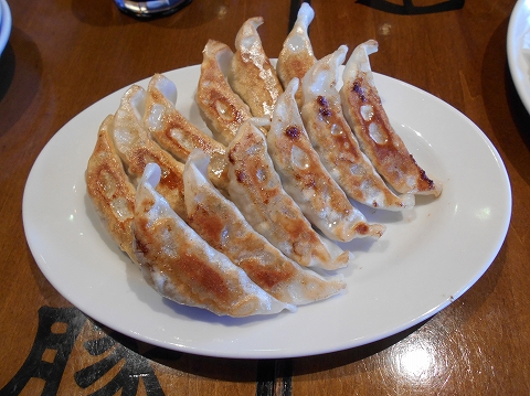 東武スカイツリーラインと東武アーバンパークラインの春日部駅を最寄駅とする埼玉県春日部市南１丁目にある中華料理の万豚記ララガーデン春日部店の餃子