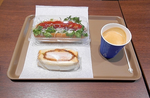 東京都大田区西嶺町にあるパン・サンドイッチのお店「BELLBE Tamagawa 石窯工房ベルベ たまがわ店」 東京都大田区西嶺町にあるパン・サンドイッチのお店「ベルベ たまがわ店」ホットドッグとカツサンドとコーヒー
