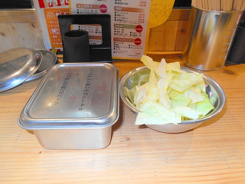 東京都新宿区大久保１丁目にある「串カツ田中　東新宿店」付出しキャベツ