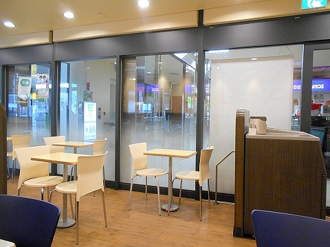  JR東北本線の古河駅を最寄駅とする茨城県古河市本町１丁目にあるファーストフードのロッテリアVAL古河店の店内