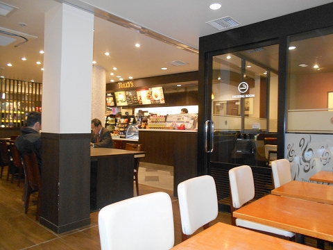 神奈川県川崎市川崎区砂子1丁目にあるカフェ「TULLY'S COFFEE タリーズコーヒー 京急川崎駅店」 TULLY'S COFFEE タリーズコーヒー 京急川崎駅店 店内
