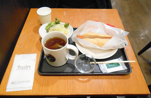 神奈川県川崎市川崎区砂子1丁目にあるカフェ「TULLY'S COFFEE タリーズコーヒー 京急川崎駅店」 TULLY'S COFFEE タリーズコーヒー 京急川崎駅店 ポールバーグドッグオリジナルとサラダとドリンクのセット