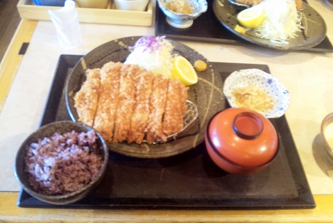 群馬県邑楽郡邑楽町篠塚にあるとんかつ専門店 かつ太郎 邑楽店 です 最寄駅は東武鉄道小泉線の本中野駅になります ランチタイムに行きびっくりつくば王様豚ロースかつ定食をいただきました 気ままに外食三昧