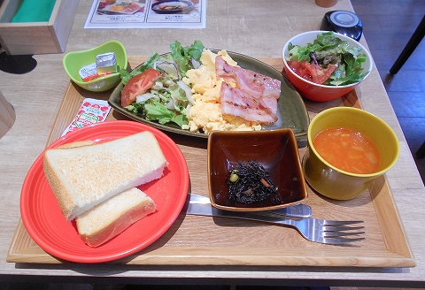 f:id:morigen1:20180423141321j:plain 京急本線と京急大師線の京急川崎駅を最寄駅とする神奈川県川崎市川崎区砂子1丁目あるファミリーレストランchawanウィング川崎店のスクランブルエッグの洋風朝ごはん