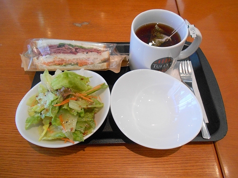 西武新宿線の狭山市駅を最寄駅とする埼玉県狭山市祇園にあるカフェTULLY'SCOFFEEタリーズコーヒーエミオ狭山市店のパストラミビーフとツナサンドとホットティーとサラダ