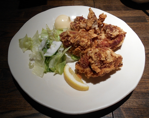 埼玉県所沢市日吉町にある居酒屋「くいもの　くらや」鳥の唐揚げ
