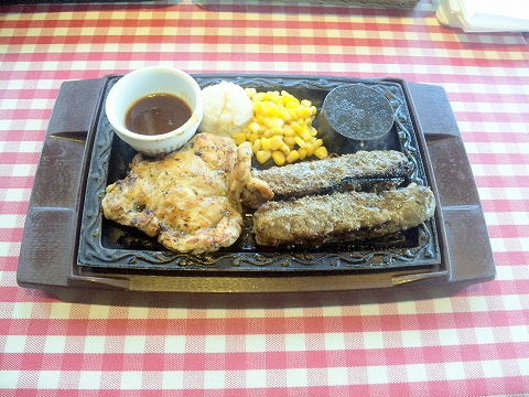 東京都大田区南蒲田２丁目にあるステーキ店「カタマリ肉ステーキ＆サラダバー にくスタ　南蒲田店」情熱ハンバーグ（200g）とチキンのセット