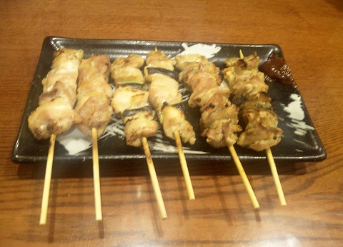 東京都練馬区豊玉北の都営大江戸線と西武池袋線と西武有楽町線の練馬駅近くにある春田屋のやきとり（もも、ねぎま、かわ）