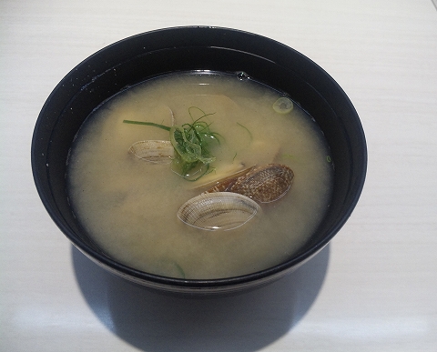 西武池袋線の小手指駅を最寄駅とする埼玉県所沢市北野新町1丁目にある回転寿司チェーン店魚べい小手指店のアサリの味噌汁