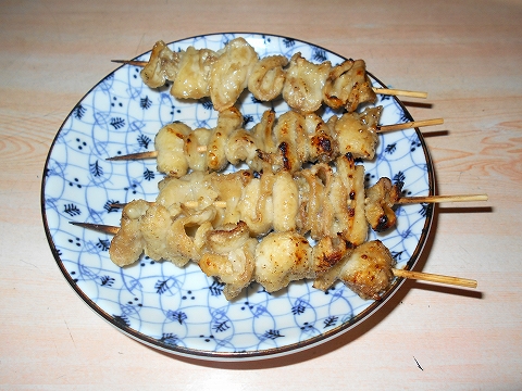 東京都練馬区桜台４丁目にある焼鳥、鶏料理店「鳥正」皮4本