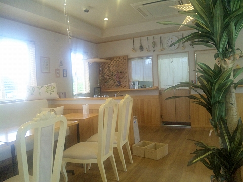 武蔵野線の越谷レイクタウン駅を最寄駅とする埼玉県北葛飾郡松伏町上赤岩にある3cafe'サンカフェの店内