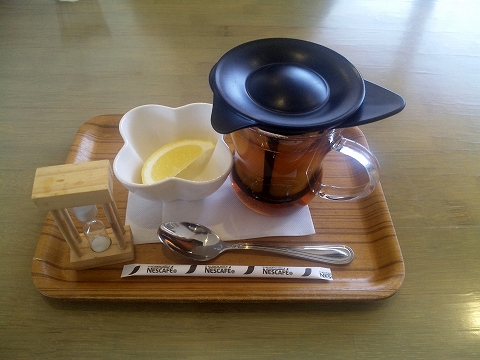 武蔵野線の越谷レイクタウン駅を最寄駅とする埼玉県北葛飾郡松伏町上赤岩にある3cafe'サンカフェのホットレモンティー