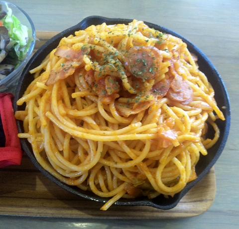 武蔵野線の越谷レイクタウン駅を最寄駅とする埼玉県北葛飾郡松伏町上赤岩にある3cafe'サンカフェのナポリタンスパゲティ大盛