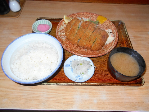 東京都練馬区関町北2丁目にある「とんかつ味よし」特上ヒレカツ定食（青ジソ入り）