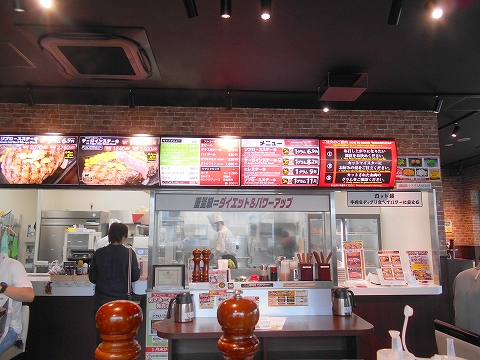 西武池袋線の武蔵藤沢駅を最寄駅とする埼玉県入間市東藤沢2丁目にあるいきなりステーキ入間店の店内