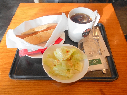 JR内房線の君津駅を最寄駅とする千葉県君津市東坂田2丁目にあるカフェTULLY'SCOFFEEタリーズコーヒー君津駅前店のポールパークドッグオリジナルとサラダとホットティーのセット