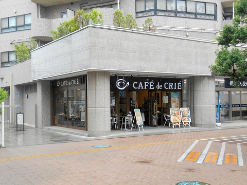 埼玉県所沢市小手指町3丁目にあるカフェ「CAFÉ de CRIÉ カフェ・ド・クリエ 小手指南口店」 西武池袋線の小手指駅を最寄駅とする埼玉県所沢市小手指町3丁目にあるCAFEdeCRIEカフェドクリエ小手指南口店の外観