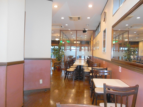 埼玉県所沢市小手指町3丁目にあるカフェ「CAFÉ de CRIÉ カフェ・ド・クリエ 小手指南口店」 西武池袋線の小手指駅を最寄駅とする埼玉県所沢市小手指町3丁目にあるCAFEdeCRIEカフェドクリエ小手指南口店の店内